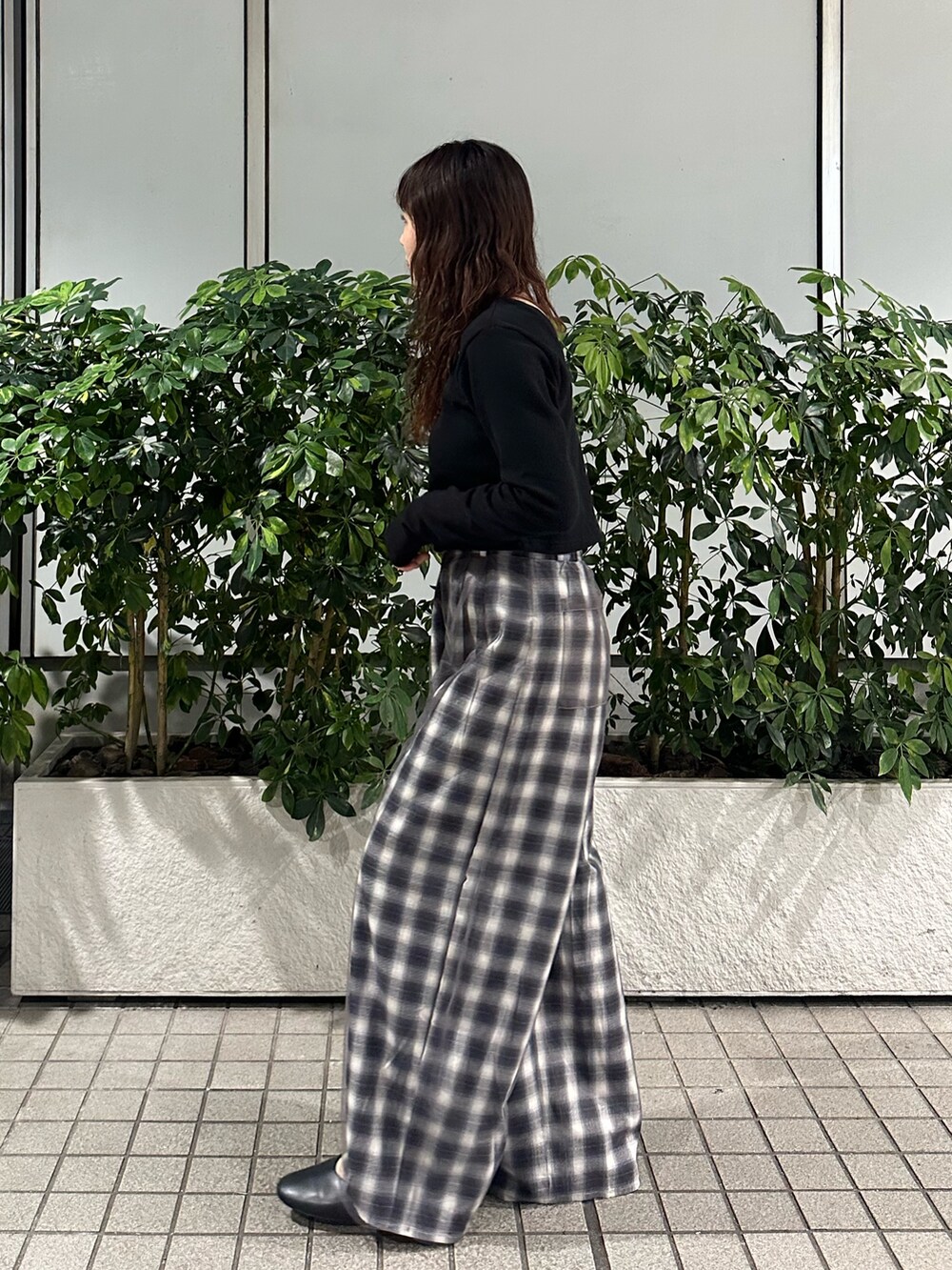 ブラック系のTシャツ/カットソー、その他のその他パンツを着用したレディースの夏コーディネートの3枚目の写真