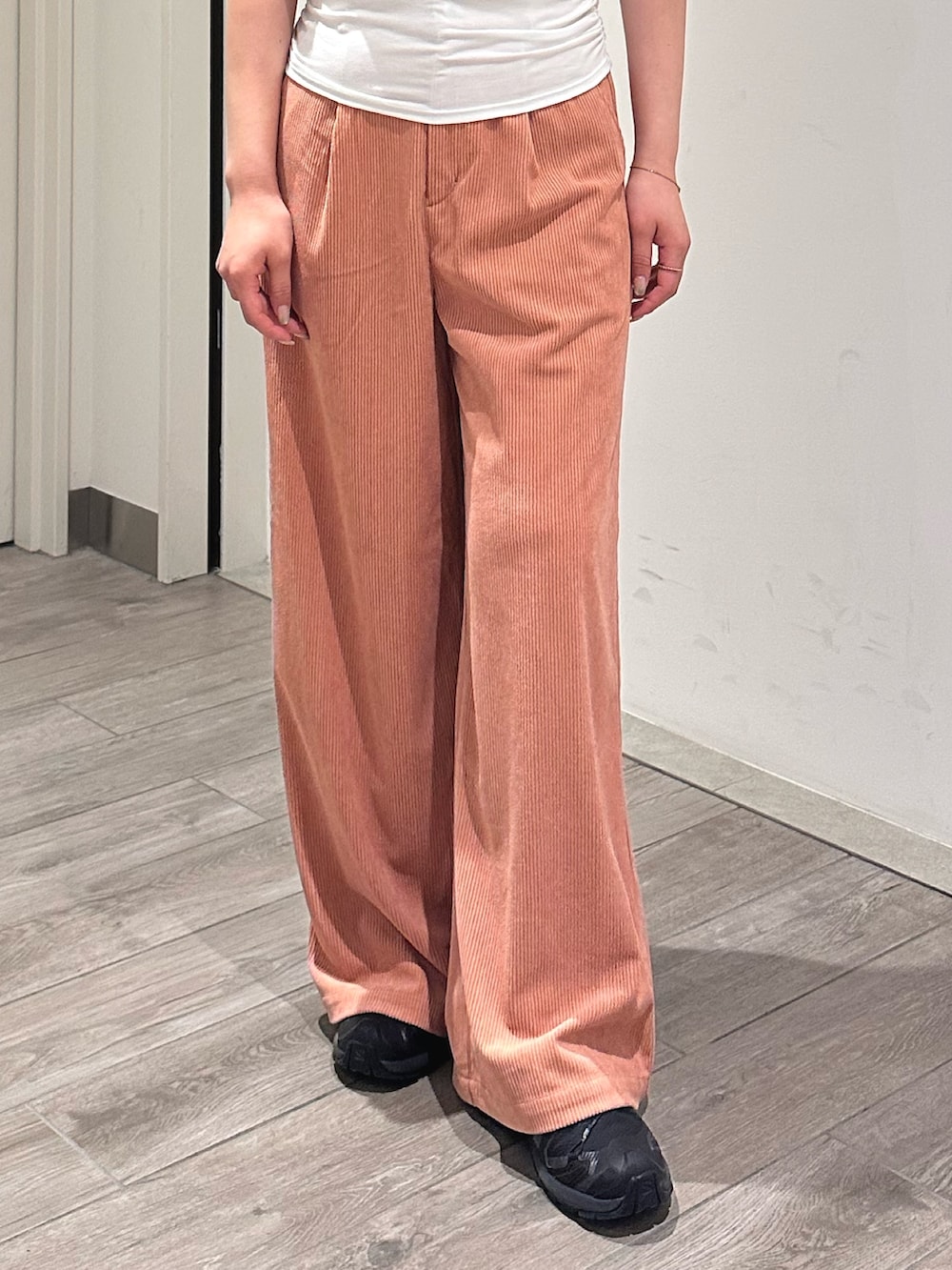 ホワイト系のTシャツ/カットソー、ピンク系のその他パンツ、グレー系のニットキャップ/ビーニーを着用したレディースの秋コーディネートの5枚目の写真