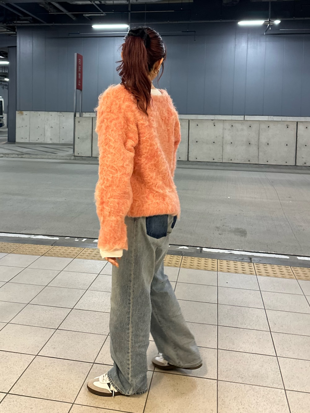 ブルー系のデニムパンツ、ピンク系のニット/セーターを着用したレディースの冬コーディネートの4枚目の写真