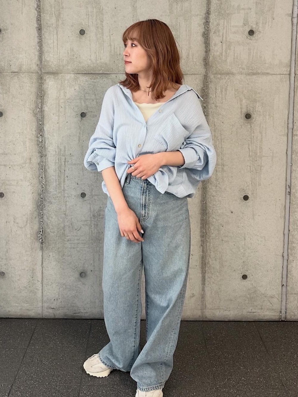 ブルー系のシャツ/ブラウス、ブルー系のデニムパンツを着用したレディースの春コーディネートの2枚目の写真