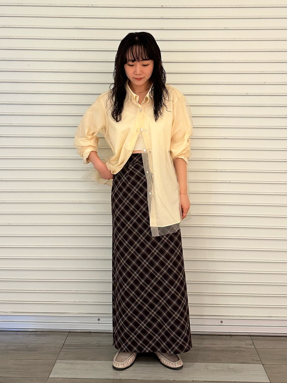 ベージュ系のシャツ/ブラウス、ブラウン系のスカートを着用したレディースの夏コーディネートの2枚目の写真