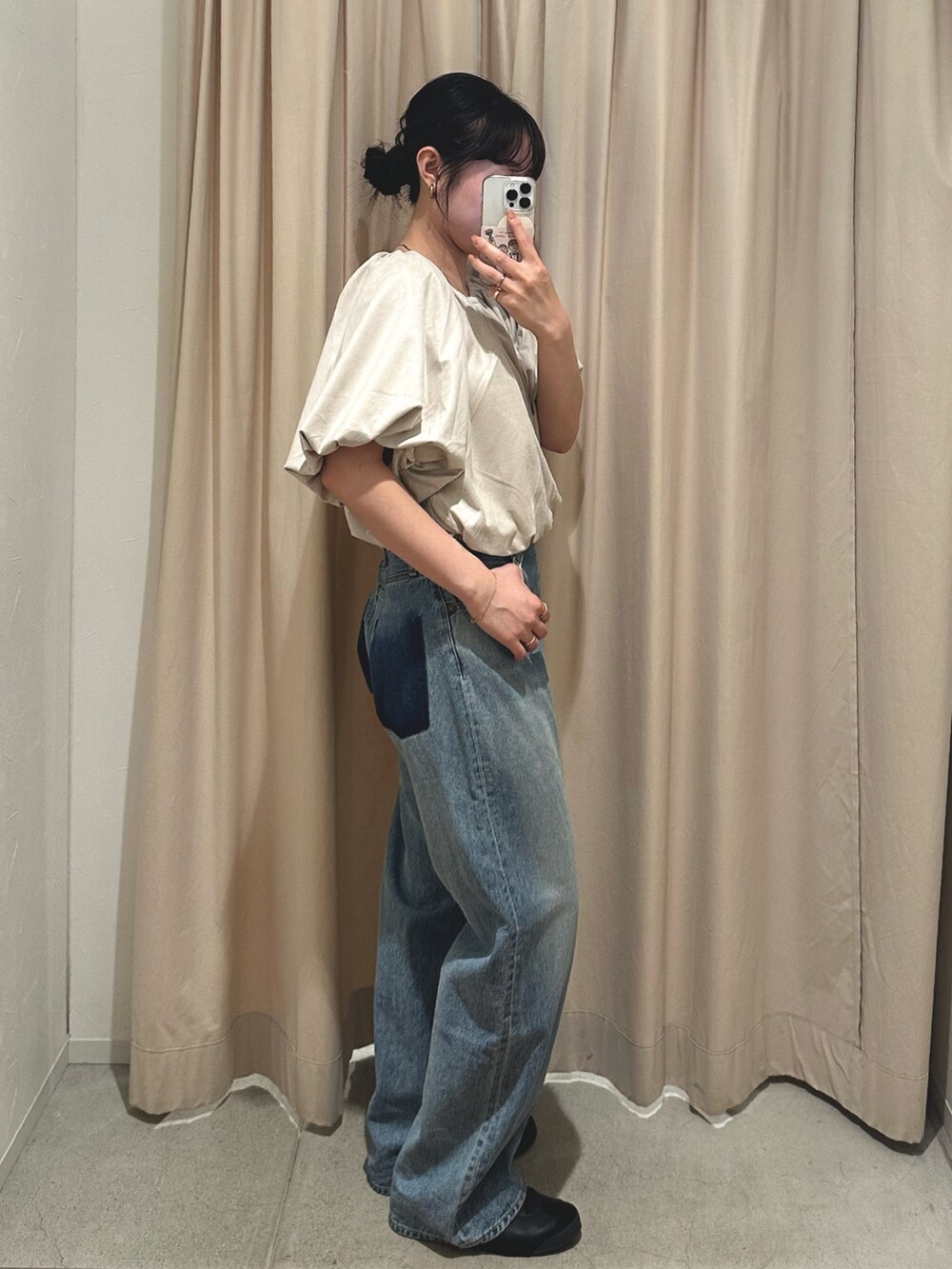 ベージュ系のシャツ/ブラウス、ブルー系のデニムパンツを着用したレディースの夏コーディネートの2枚目の写真