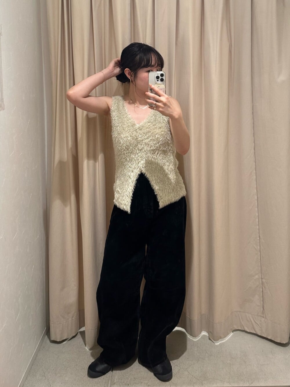 ゴールド系のニット/セーター、ブラック系のデニムパンツを着用したレディースの夏コーディネートの2枚目の写真