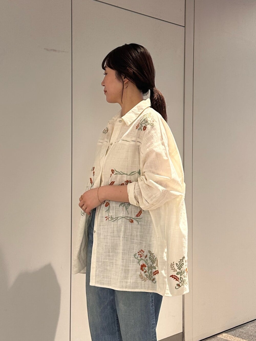 ブルー系のデニムパンツ、ホワイト系のシャツ/ブラウスを着用したレディースの春コーディネートの5枚目の写真