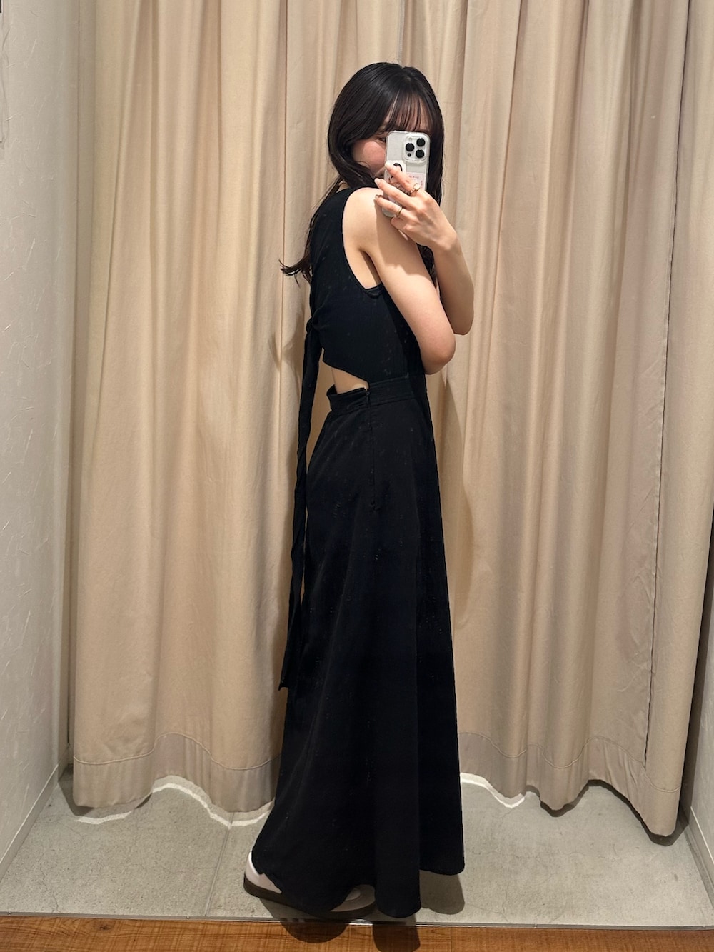 ブラック系のワンピースを着用したレディースの春コーディネートの2枚目の写真