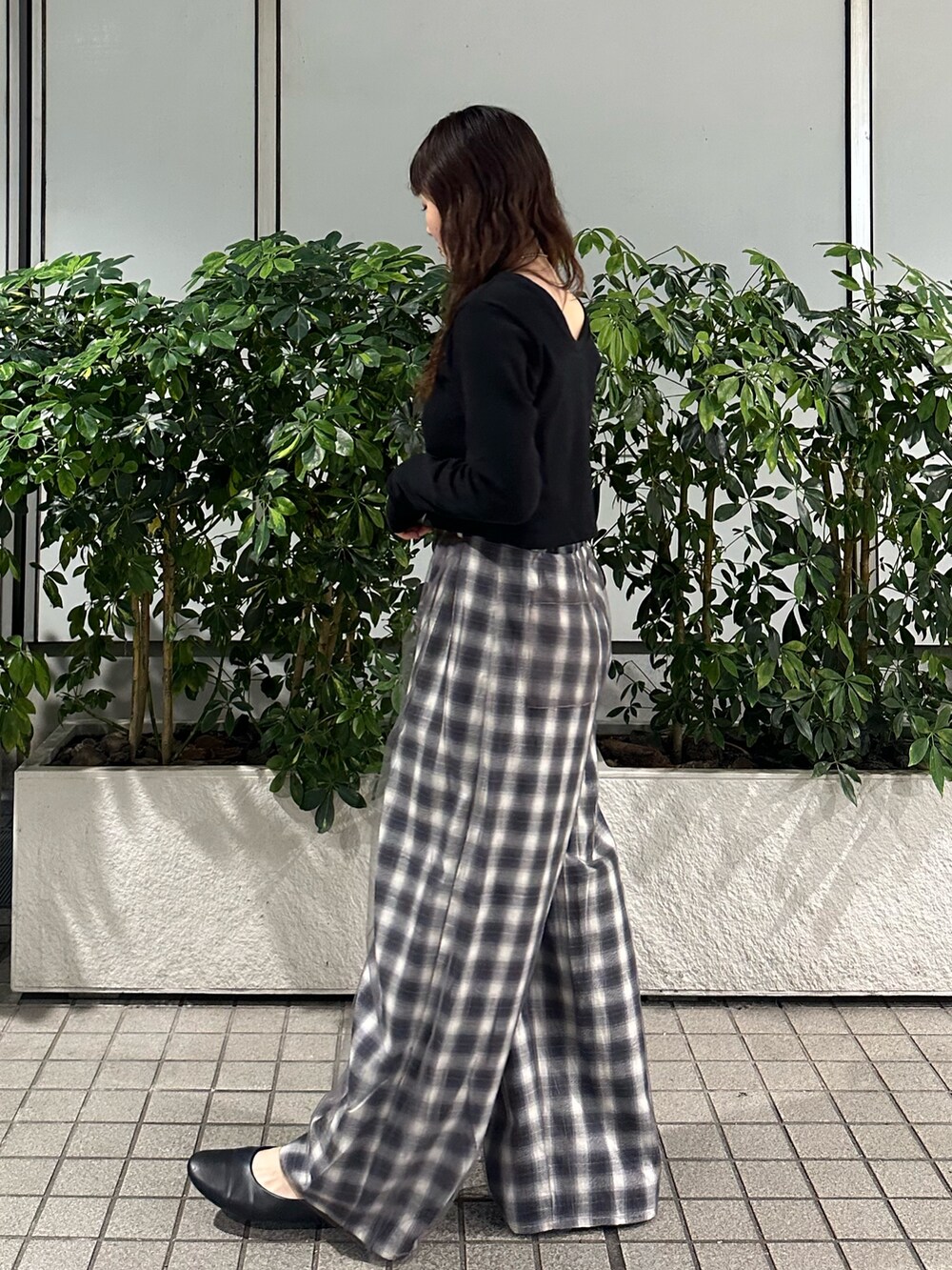 ブラック系のTシャツ/カットソー、その他のその他パンツを着用したレディースの夏コーディネートの4枚目の写真