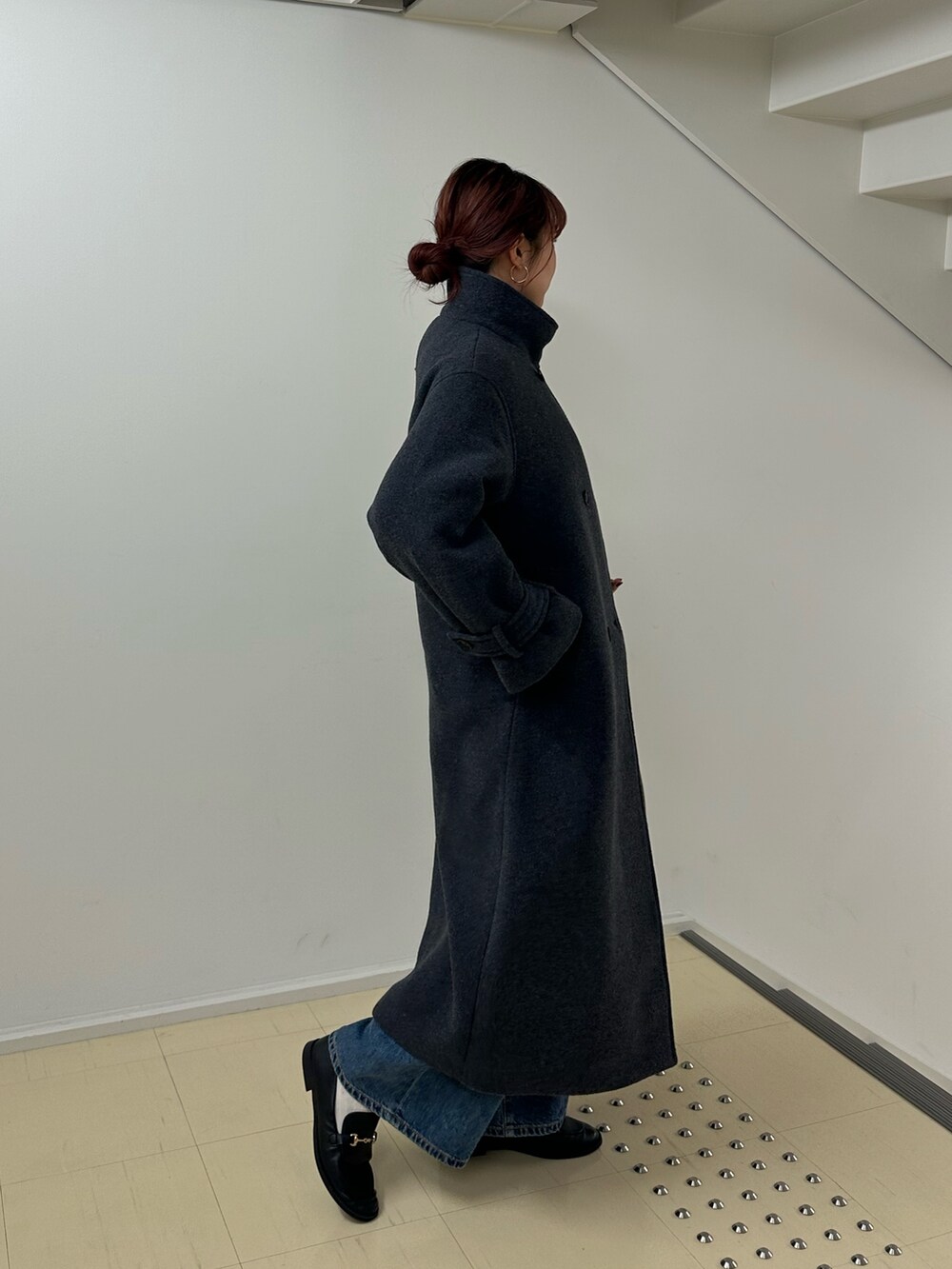 ブルー系のデニムパンツ、グレー系のその他アウターを着用したレディースの冬コーディネートの2枚目の写真