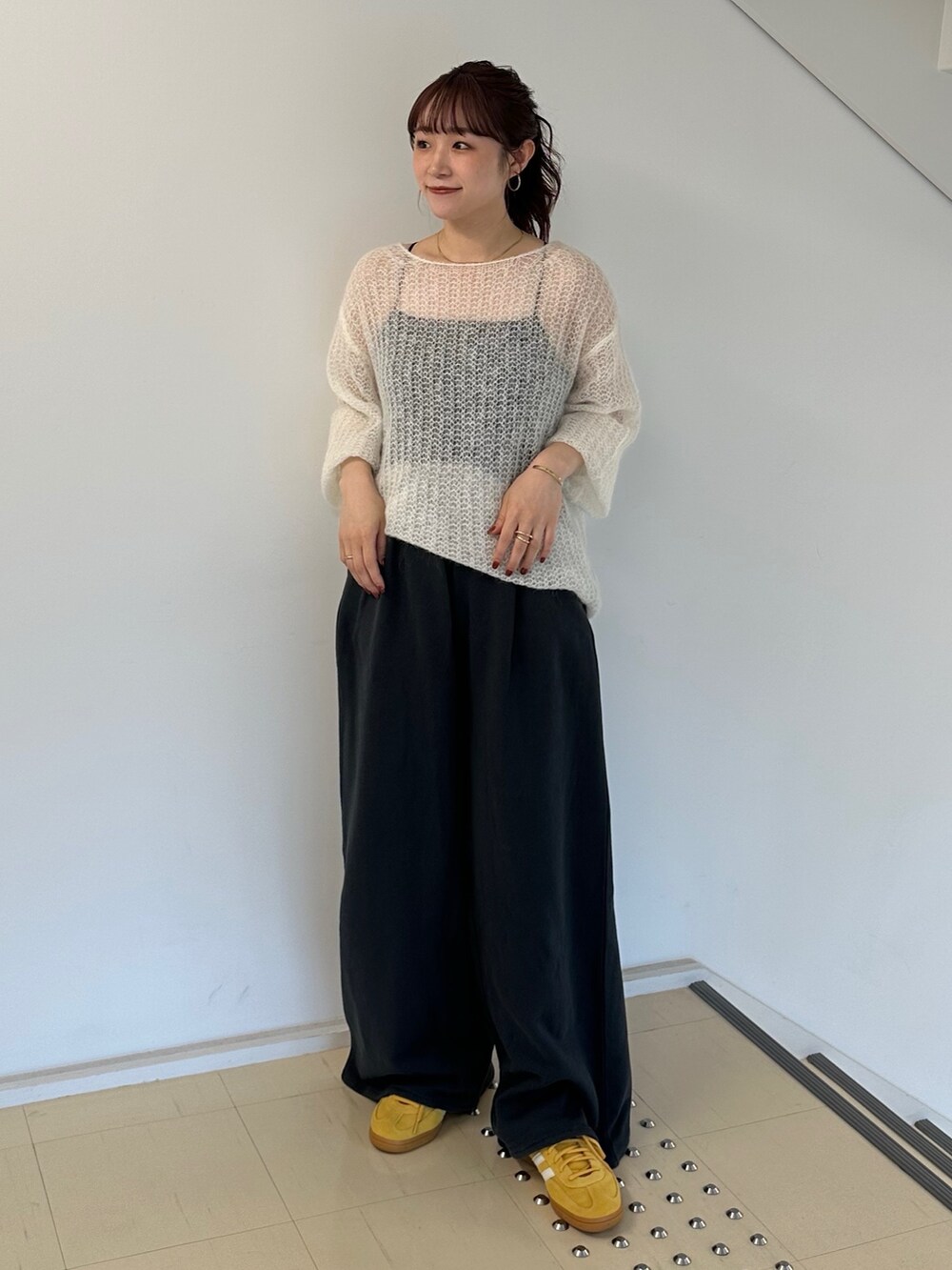 ホワイト系のニット/セーター、グレー系のスウェットパンツを着用したレディースの秋コーディネートの2枚目の写真