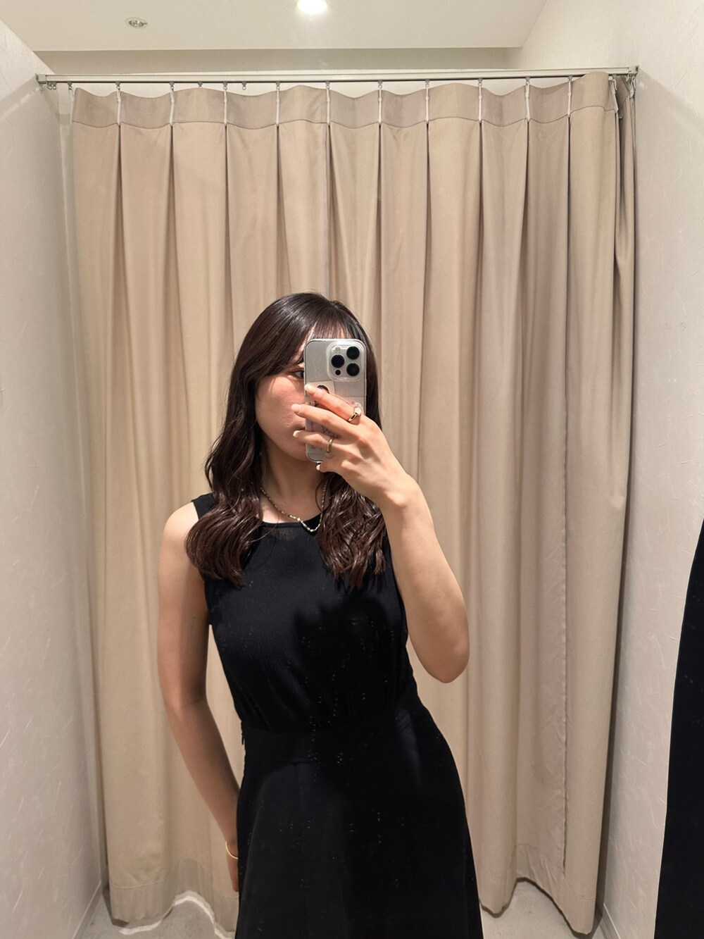 ブラック系のワンピースを着用したレディースの春コーディネートの4枚目の写真