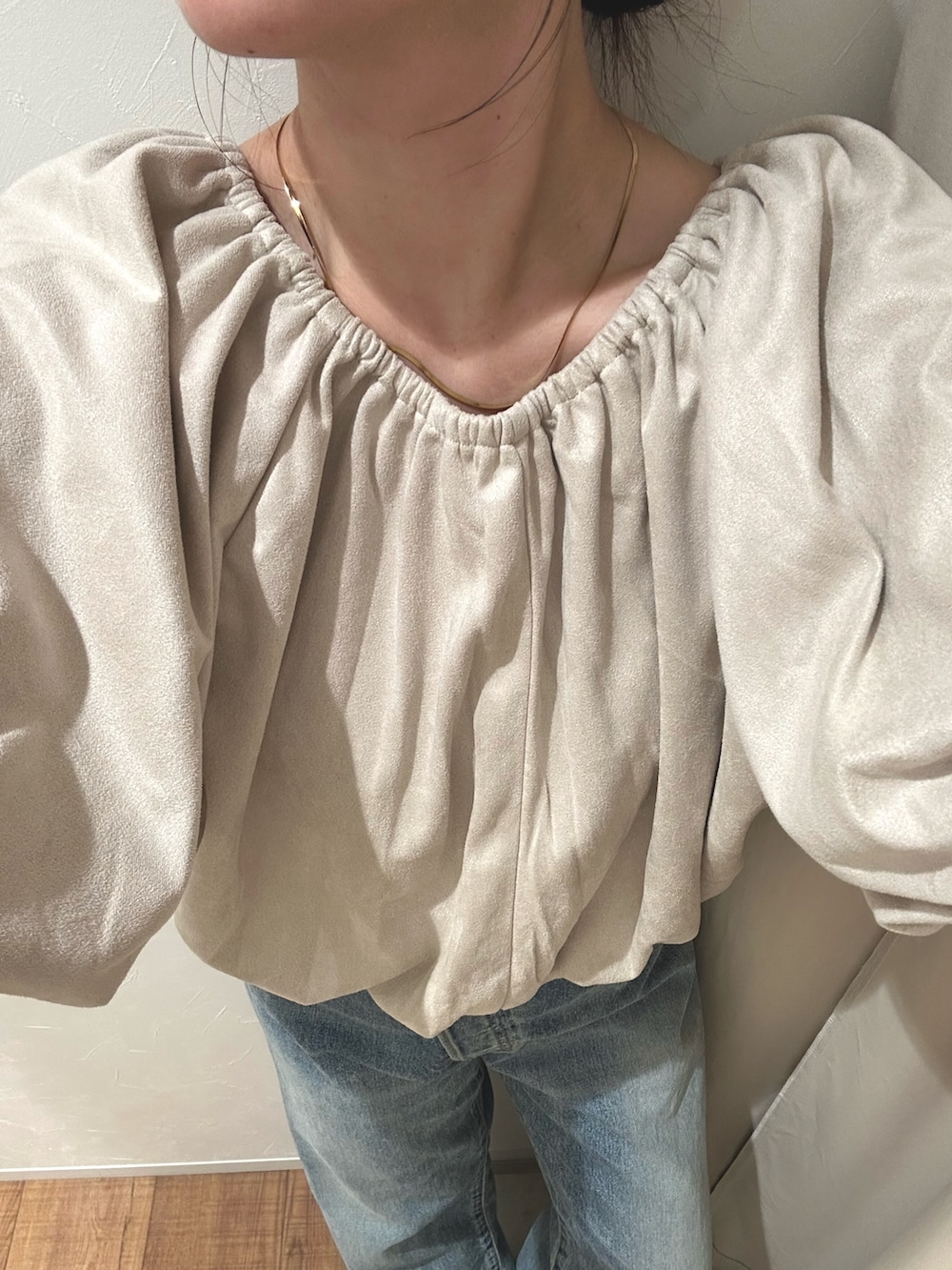 ベージュ系のシャツ/ブラウス、ブルー系のデニムパンツを着用したレディースの夏コーディネートの5枚目の写真