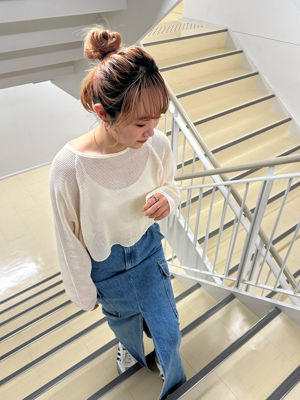 ホワイト系のTシャツ/カットソー、ブルー系のデニムスカートを着用したレディースの春コーディネートの7枚目の写真