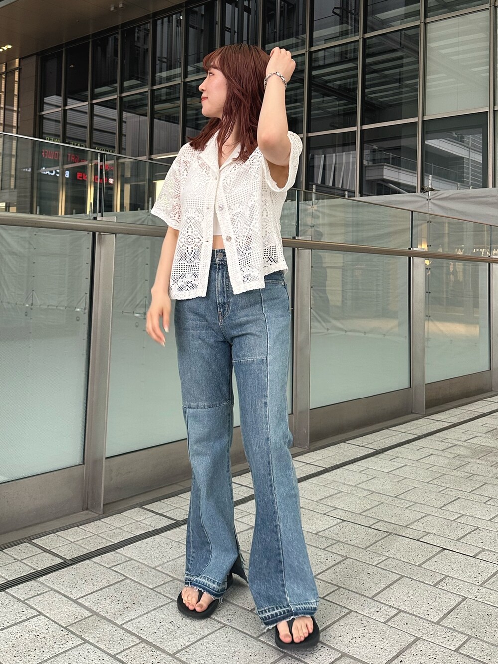 ホワイト系のシャツ/ブラウス、ブルー系のデニムパンツを着用したレディースの夏コーディネートの2枚目の写真