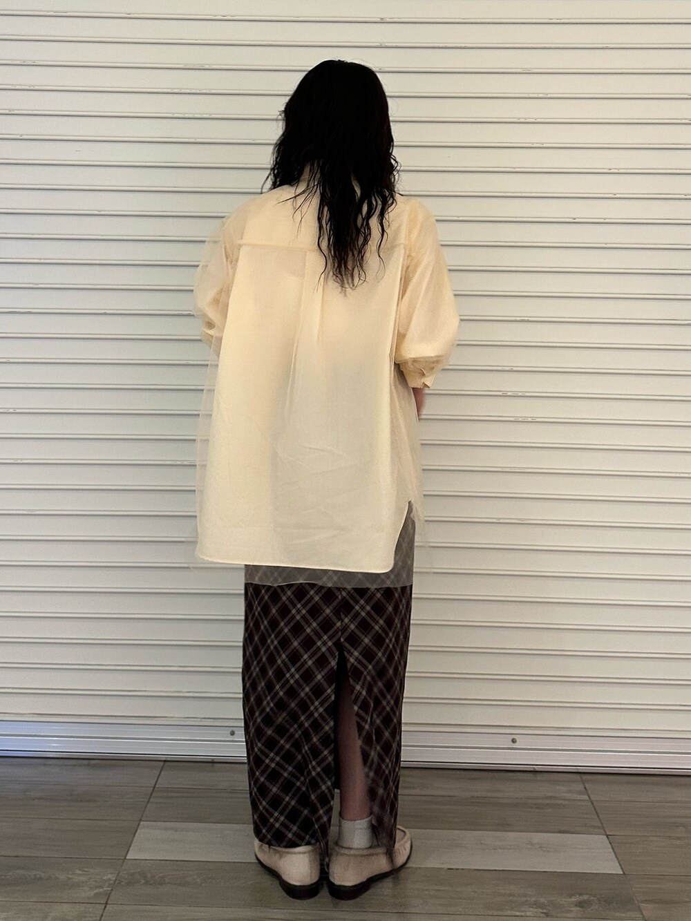 ベージュ系のシャツ/ブラウス、ブラウン系のスカートを着用したレディースの夏コーディネートの5枚目の写真