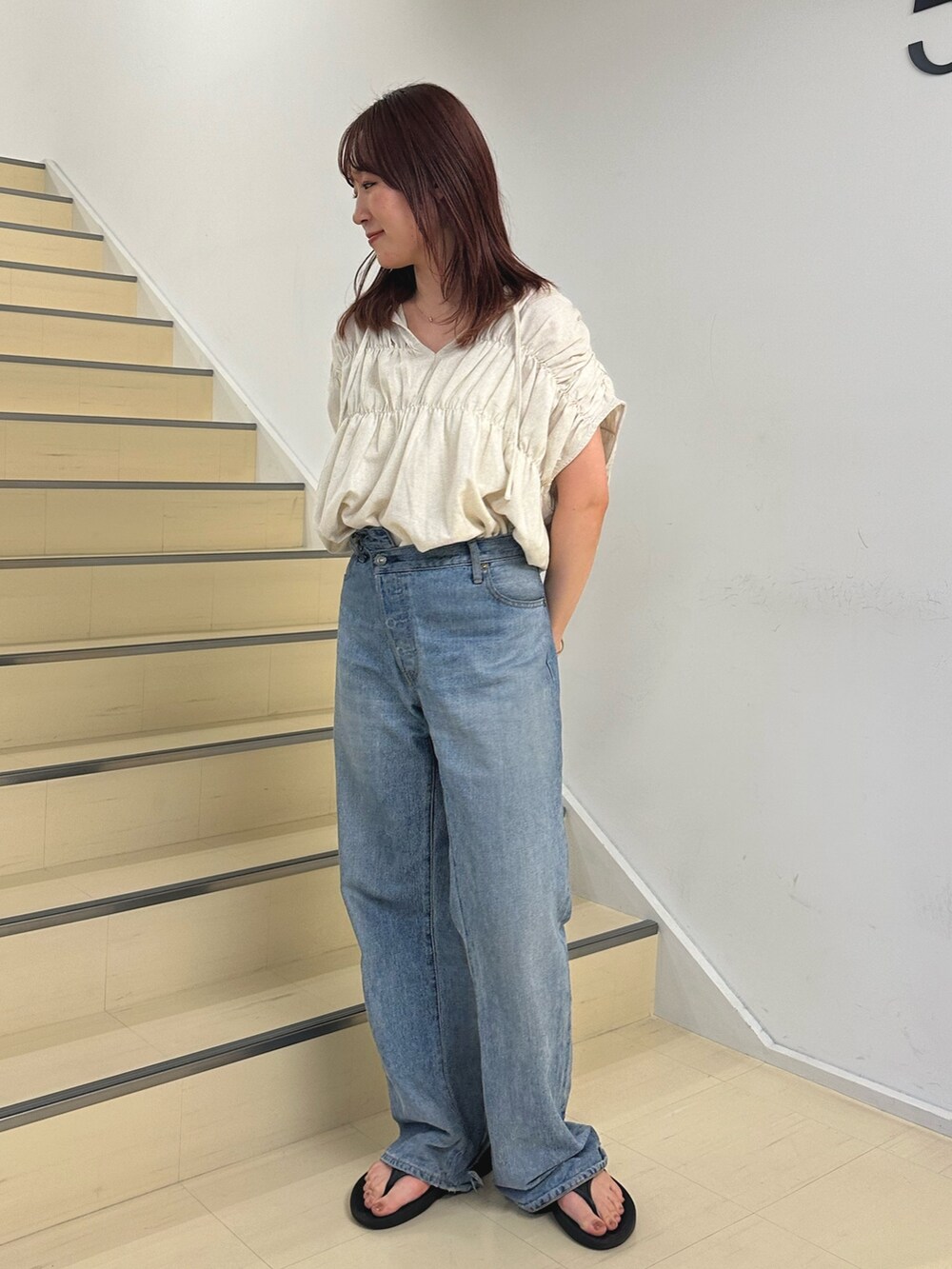 ホワイト系のシャツ/ブラウス、ブルー系のデニムパンツを着用したレディースの夏コーディネートの2枚目の写真