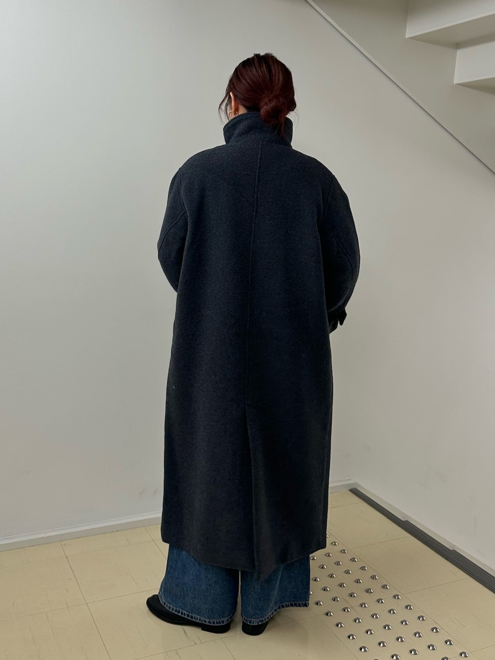 ブルー系のデニムパンツ、グレー系のその他アウターを着用したレディースの冬コーディネートの4枚目の写真