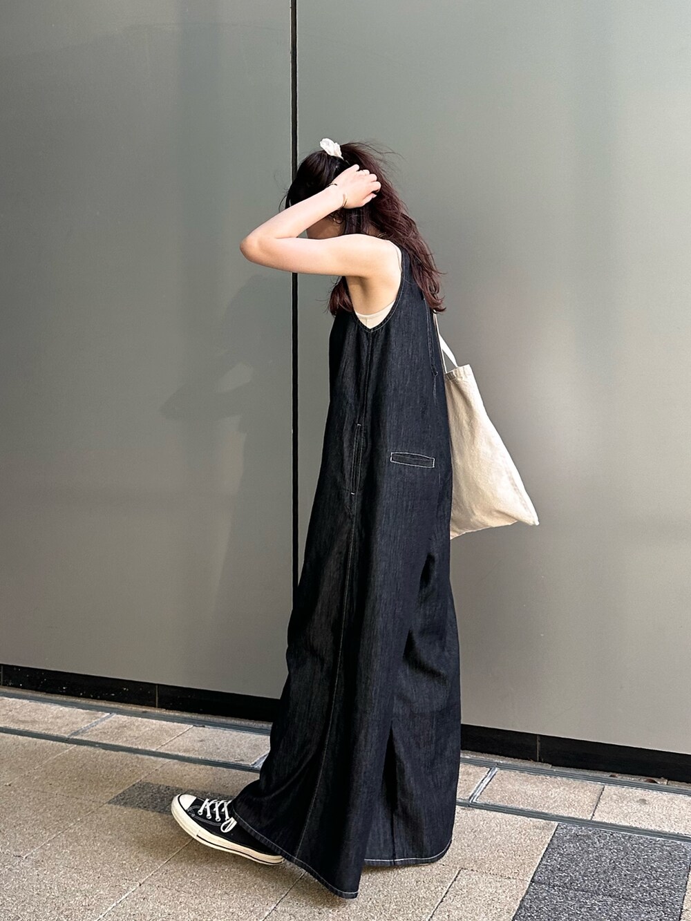 ブラック系のつなぎ/オールインワン、ホワイト系のトートバッグを着用したレディースの夏コーディネートの3枚目の写真