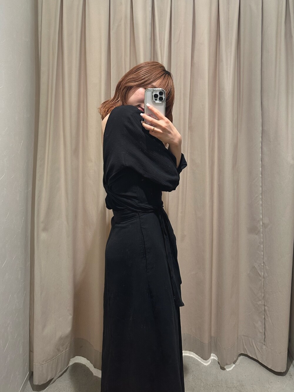 ブラック系のワンピースを着用したレディースの春コーディネートの3枚目の写真