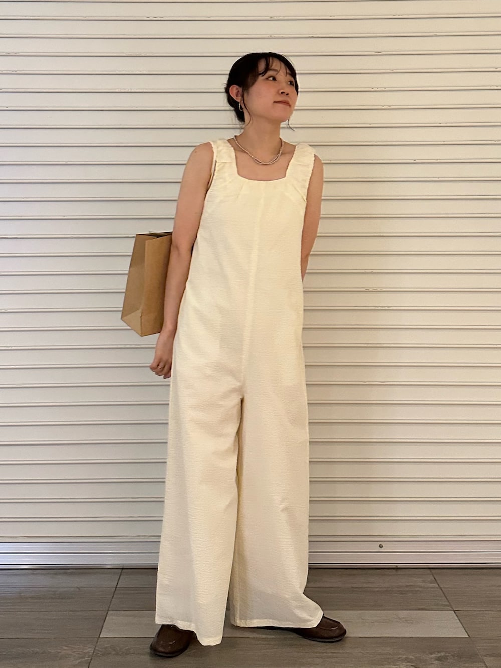 ホワイト系のつなぎ/オールインワンを着用したレディースの夏コーディネートの5枚目の写真