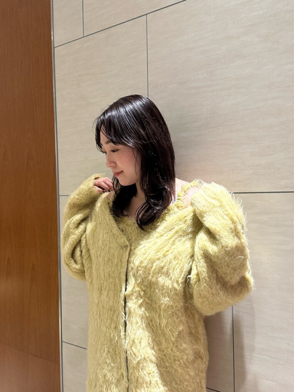 ブラック系のスカート、イエロー系のカーディガン/ボレロを着用したレディースの秋コーディネートの6枚目の写真