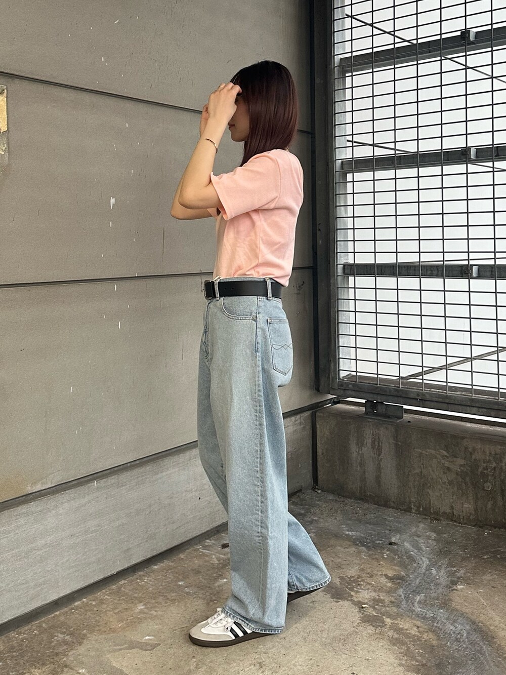 ピンク系のTシャツ/カットソー、ブルー系のデニムパンツを着用したレディースの春コーディネートの3枚目の写真