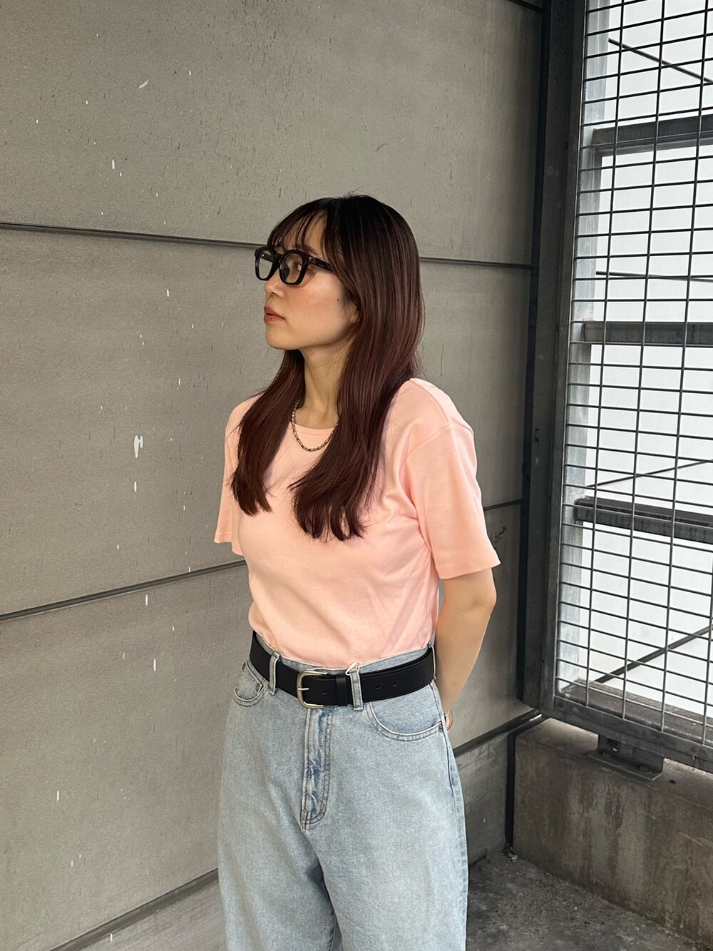 ピンク系のTシャツ/カットソー、ブルー系のデニムパンツを着用したレディースの春コーディネートの6枚目の写真