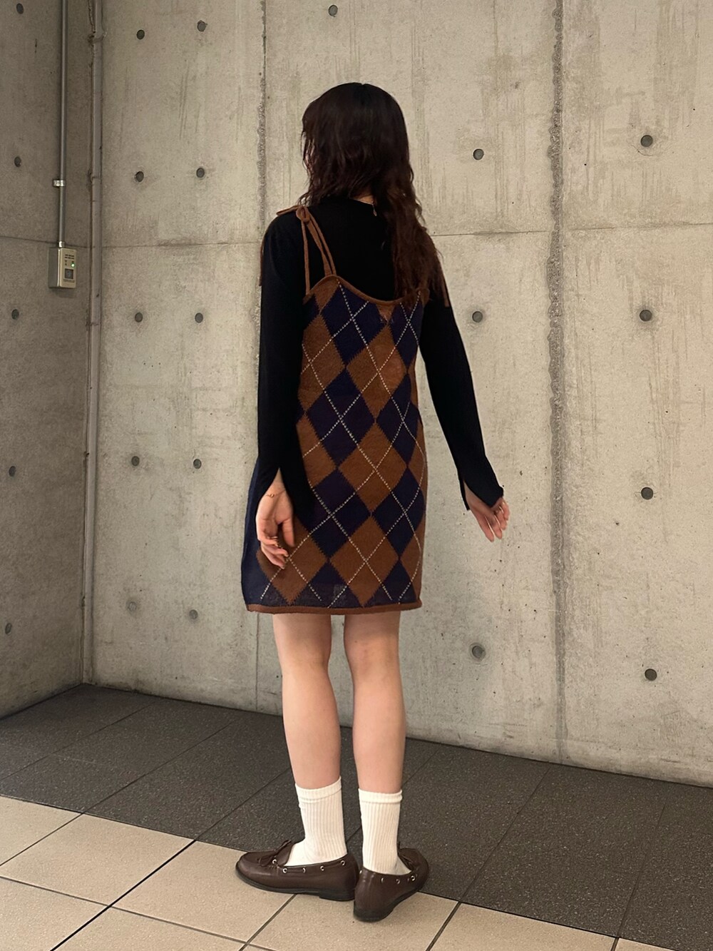 ブラウン系のニット/セーターを着用したレディースの秋コーディネートの4枚目の写真