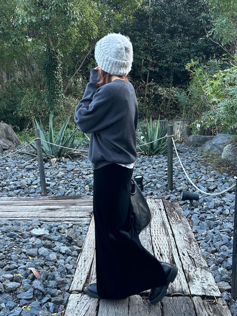 ブラック系のスカートを着用したレディースの冬コーディネートの4枚目の写真