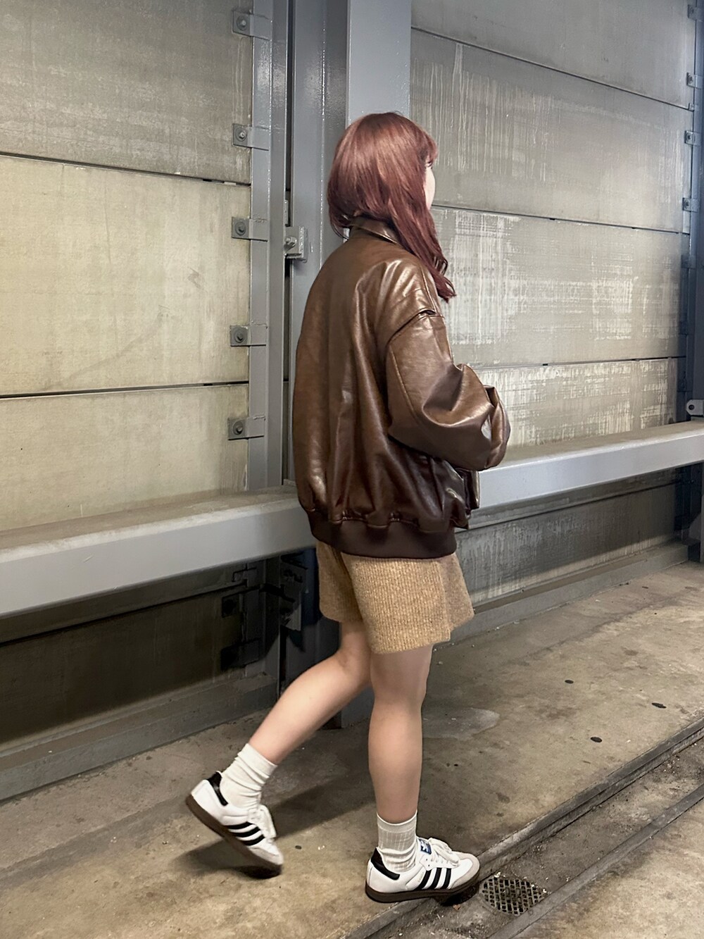 ブラウン系のブルゾン、ホワイト系のTシャツ/カットソー、ブラウン系のその他パンツを着用したレディースの秋コーディネートの3枚目の写真