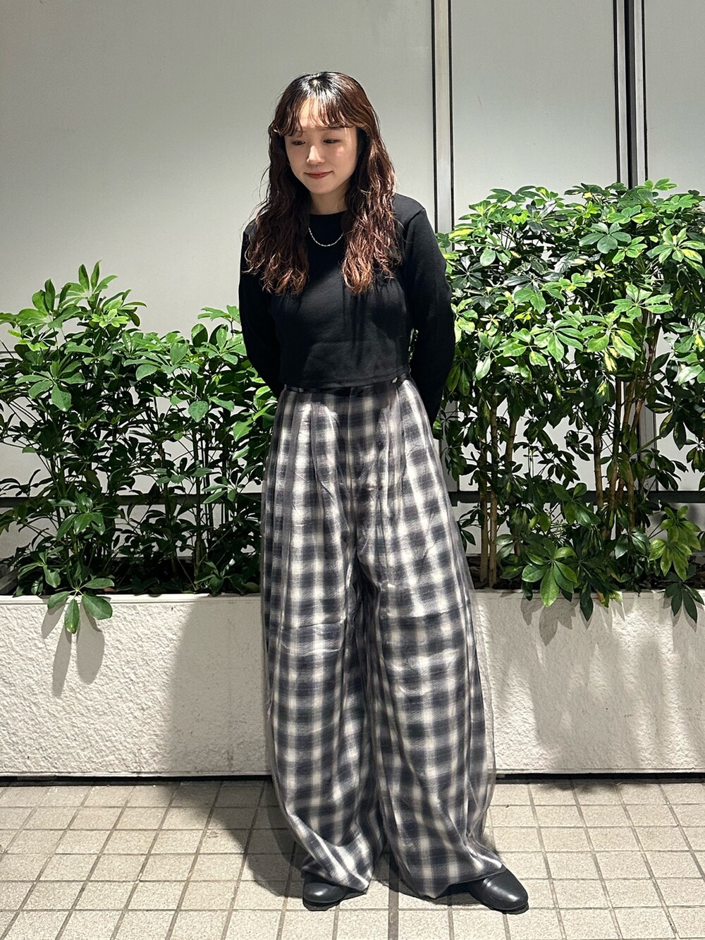 ブラック系のTシャツ/カットソー、その他のその他パンツを着用したレディースの夏コーディネートの2枚目の写真