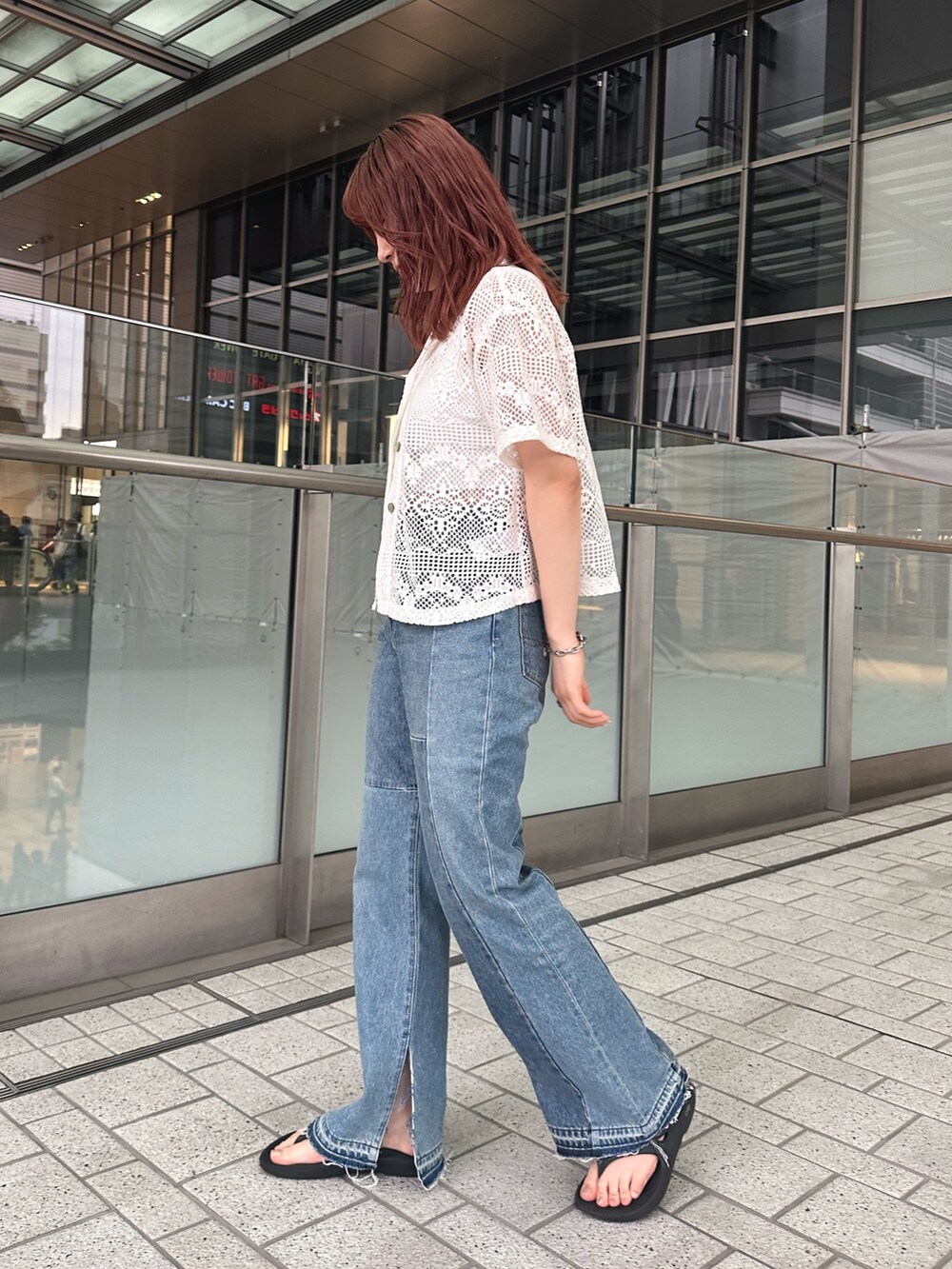 ホワイト系のシャツ/ブラウス、ブルー系のデニムパンツを着用したレディースの夏コーディネートの3枚目の写真