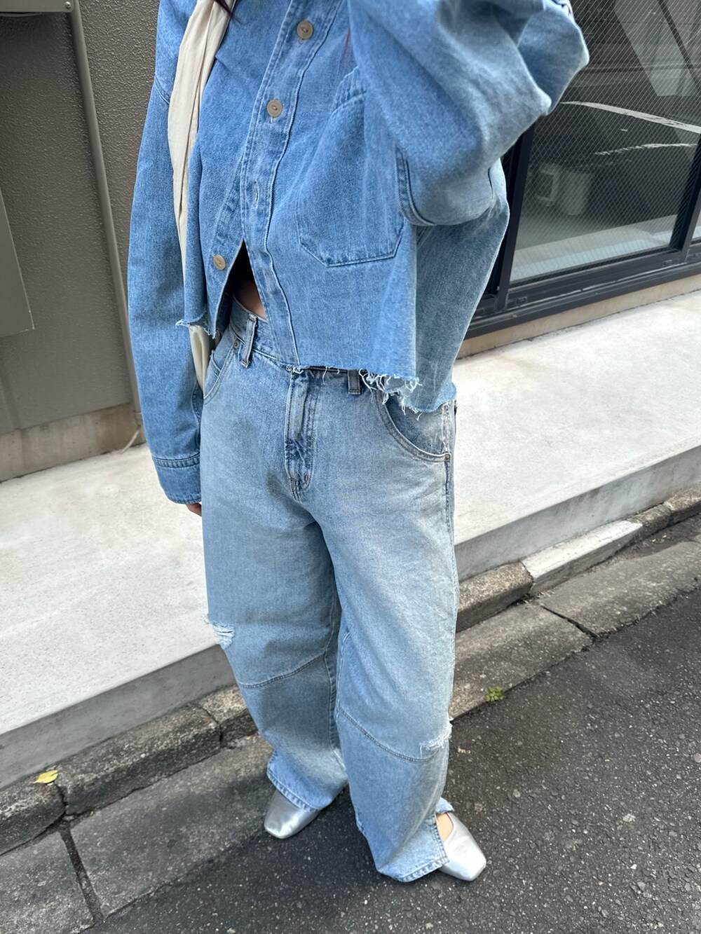 ブルー系のシャツ/ブラウス、ブルー系のデニムパンツ、ホワイト系のエコバッグ/サブバッグを着用したレディースの冬コーディネートの7枚目の写真