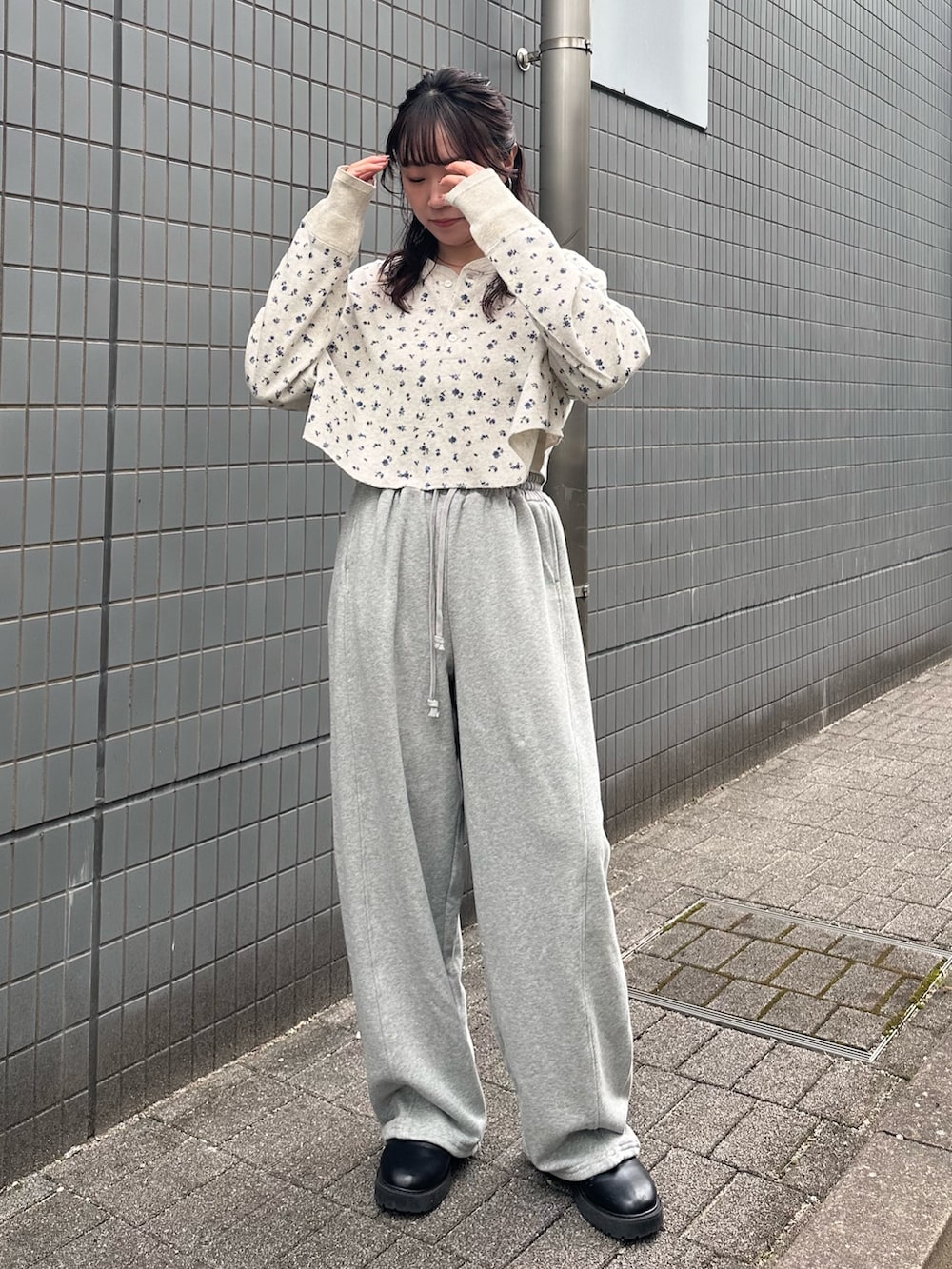 その他のTシャツ/カットソーを着用したレディースの春コーディネートの2枚目の写真