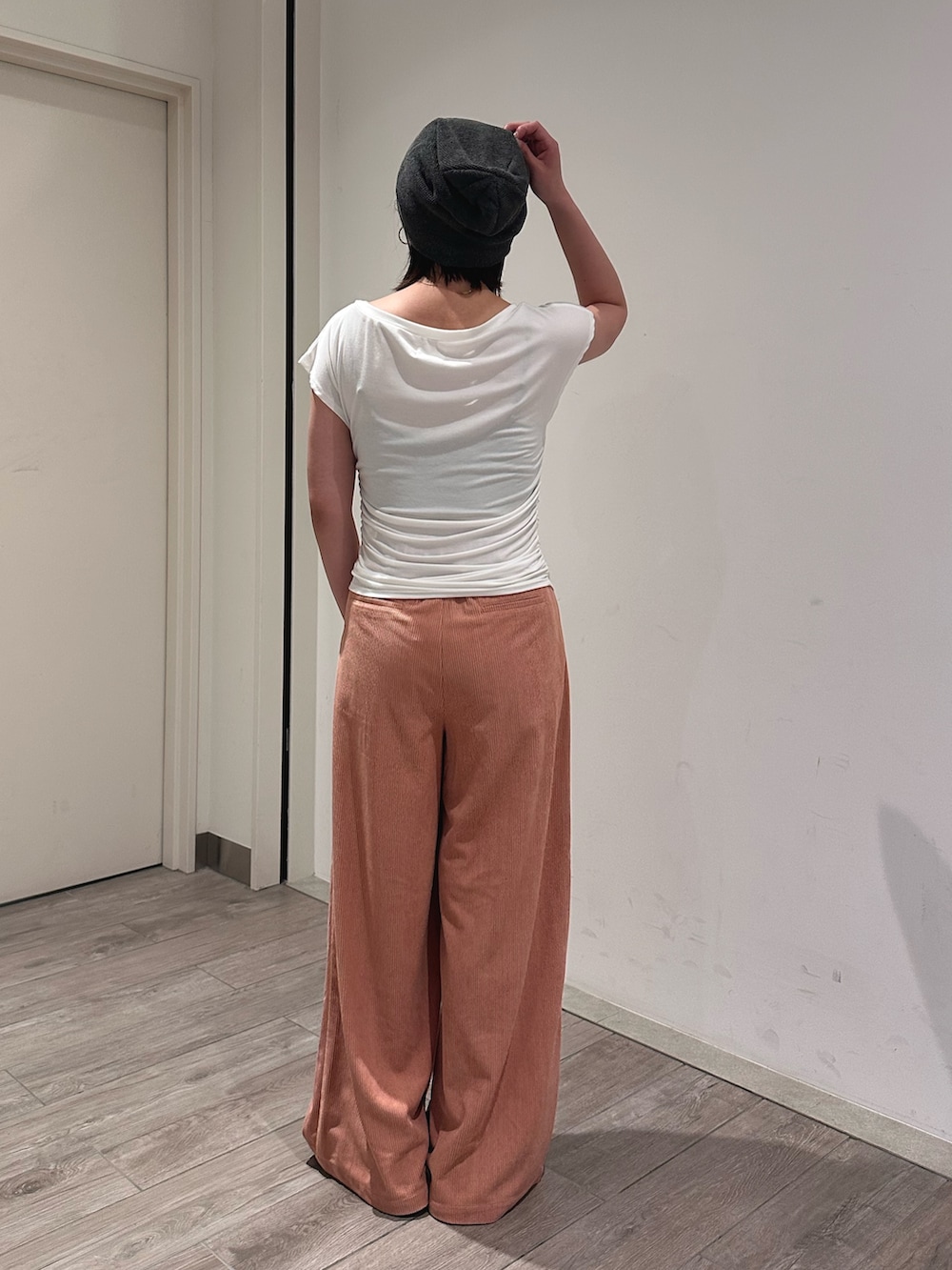 ホワイト系のTシャツ/カットソー、ピンク系のその他パンツ、グレー系のニットキャップ/ビーニーを着用したレディースの秋コーディネートの3枚目の写真