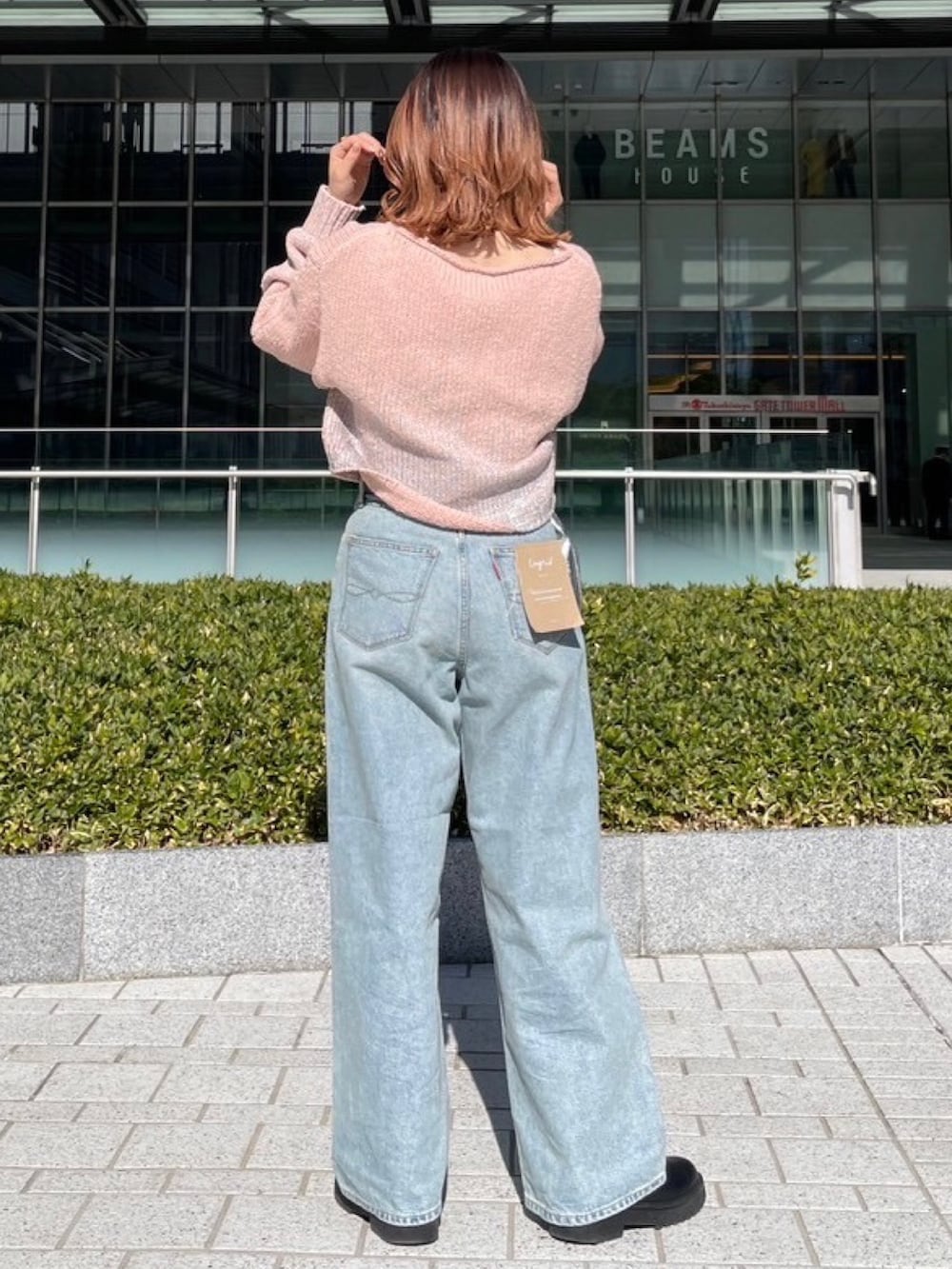 ピンク系のニット/セーター、ブルー系のデニムパンツを着用したレディースの冬コーディネートの3枚目の写真