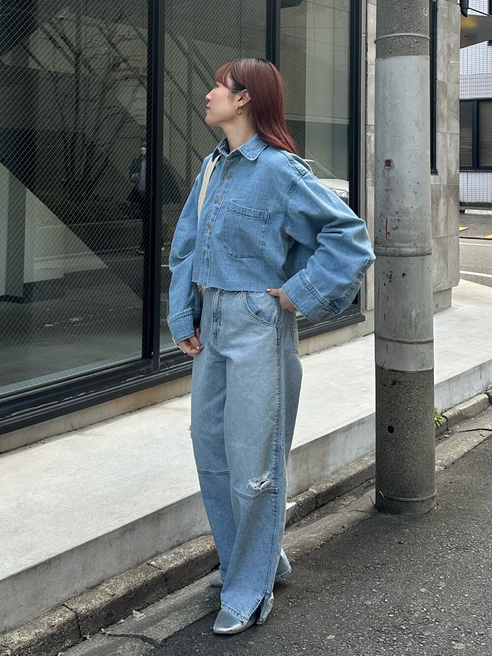 ブルー系のシャツ/ブラウス、ブルー系のデニムパンツ、ホワイト系のエコバッグ/サブバッグを着用したレディースの冬コーディネートの3枚目の写真