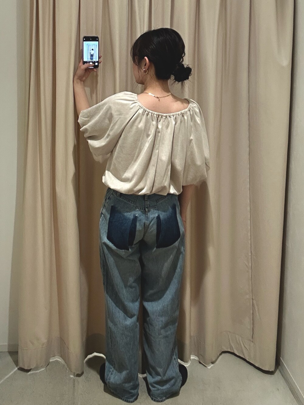 ベージュ系のシャツ/ブラウス、ブルー系のデニムパンツを着用したレディースの夏コーディネートの3枚目の写真