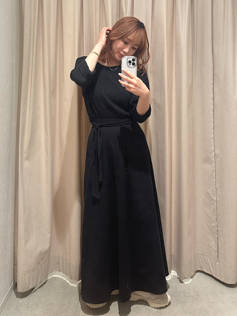 ブラック系のワンピースを着用したレディースの春コーディネートの2枚目の写真