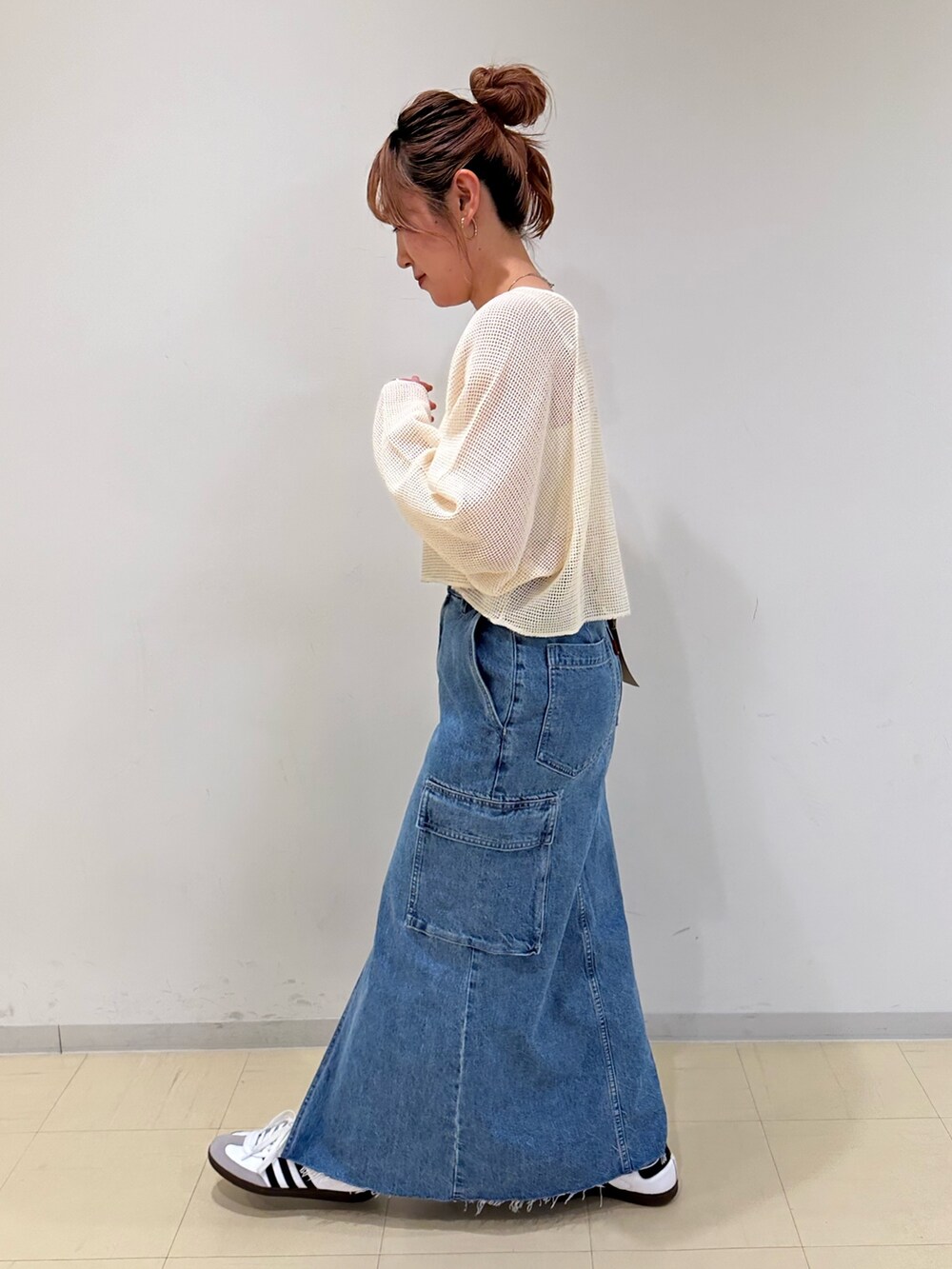 ホワイト系のTシャツ/カットソー、ブルー系のデニムスカートを着用したレディースの春コーディネートの2枚目の写真