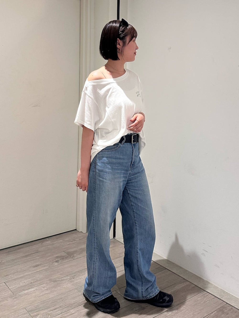 ホワイト系のTシャツ/カットソー、ブルー系のデニムパンツを着用したレディースの夏コーディネートの3枚目の写真