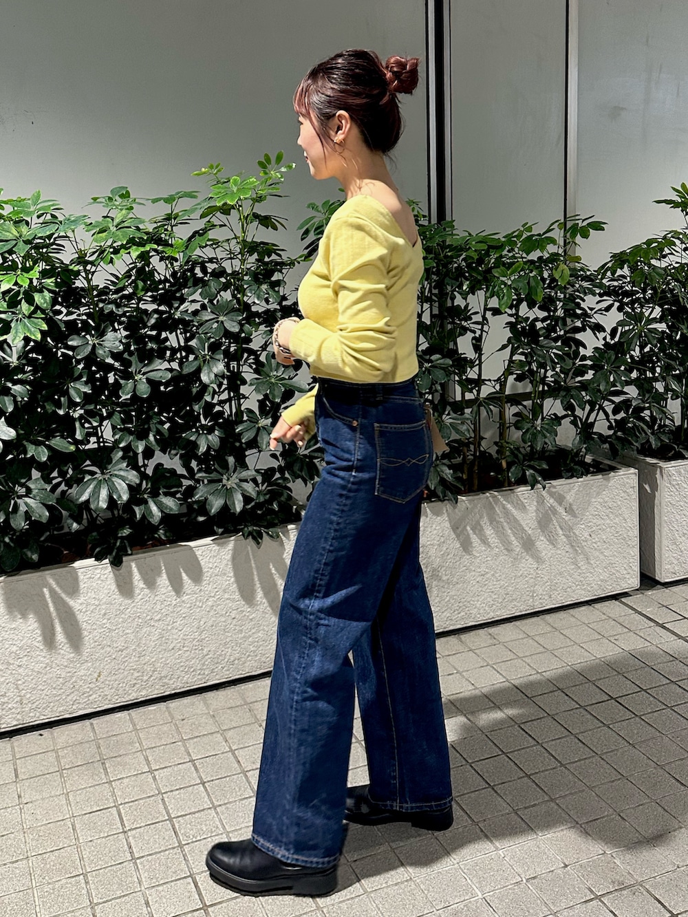 グリーン系のTシャツ/カットソー、ブルー系のデニムパンツを着用したレディースの秋コーディネートの2枚目の写真