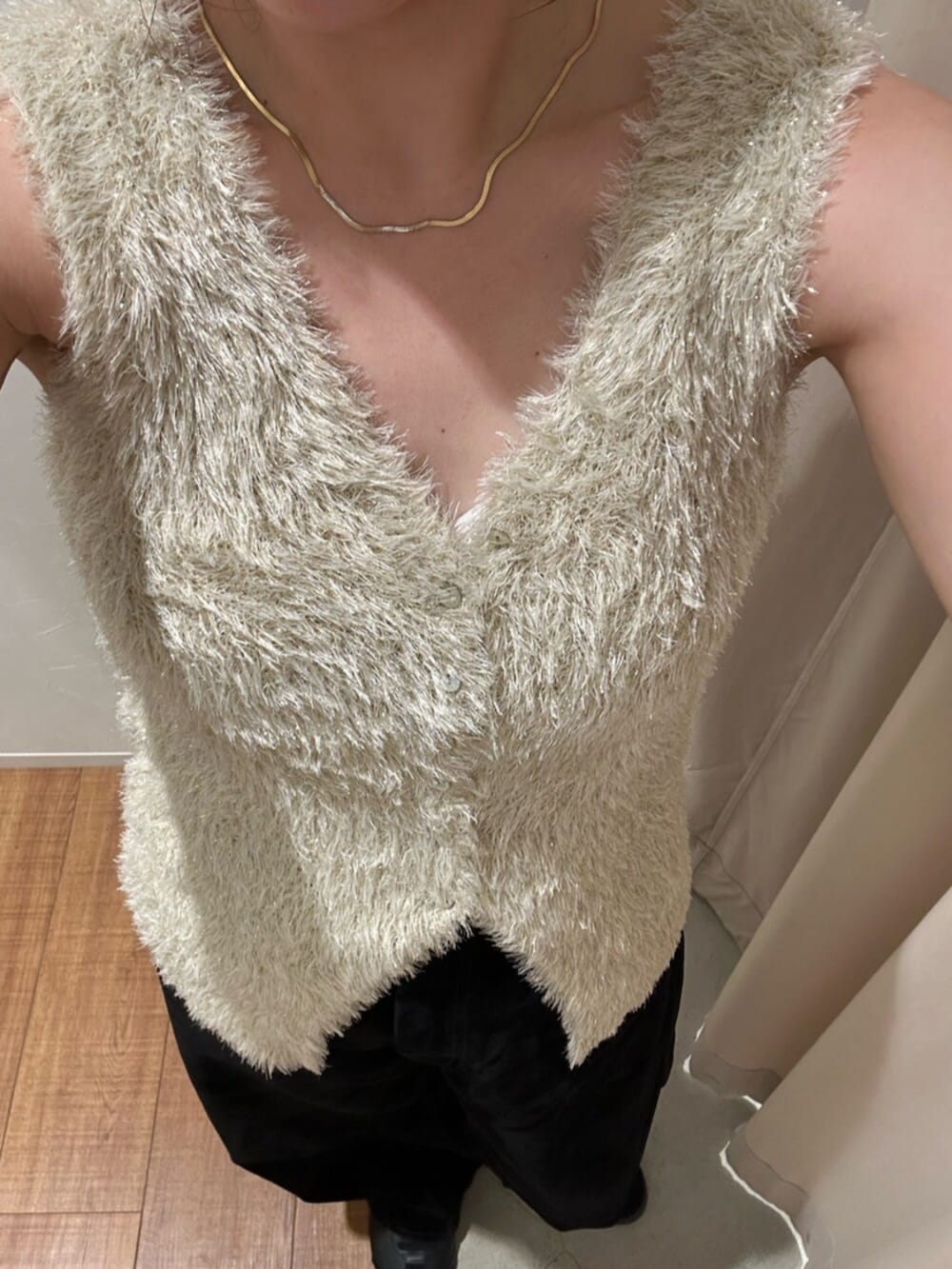 ゴールド系のニット/セーター、ブラック系のデニムパンツを着用したレディースの夏コーディネートの7枚目の写真