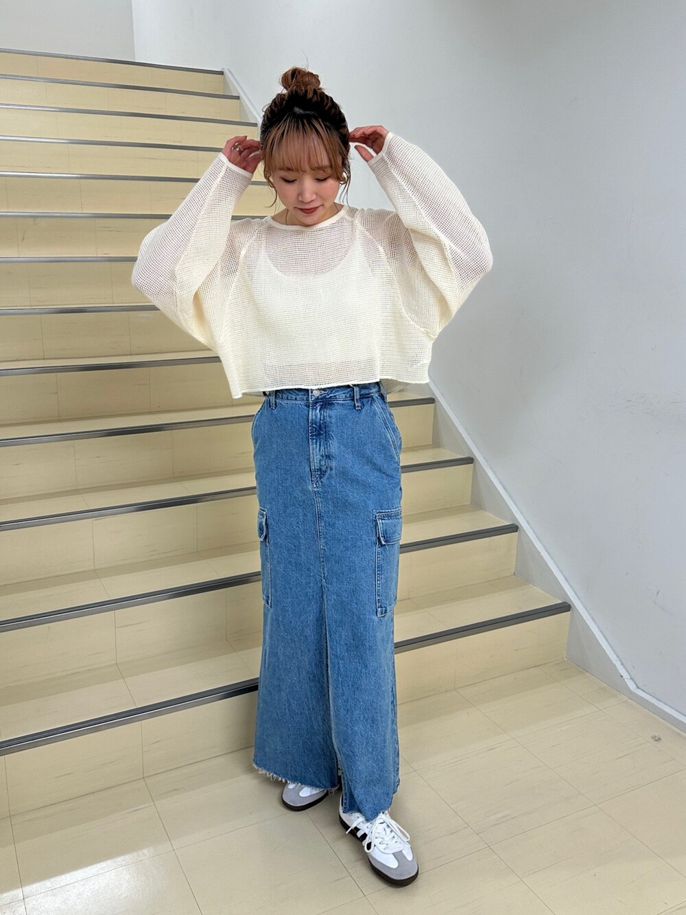 ホワイト系のTシャツ/カットソー、ブルー系のデニムスカートを着用したレディースの春コーディネートの6枚目の写真