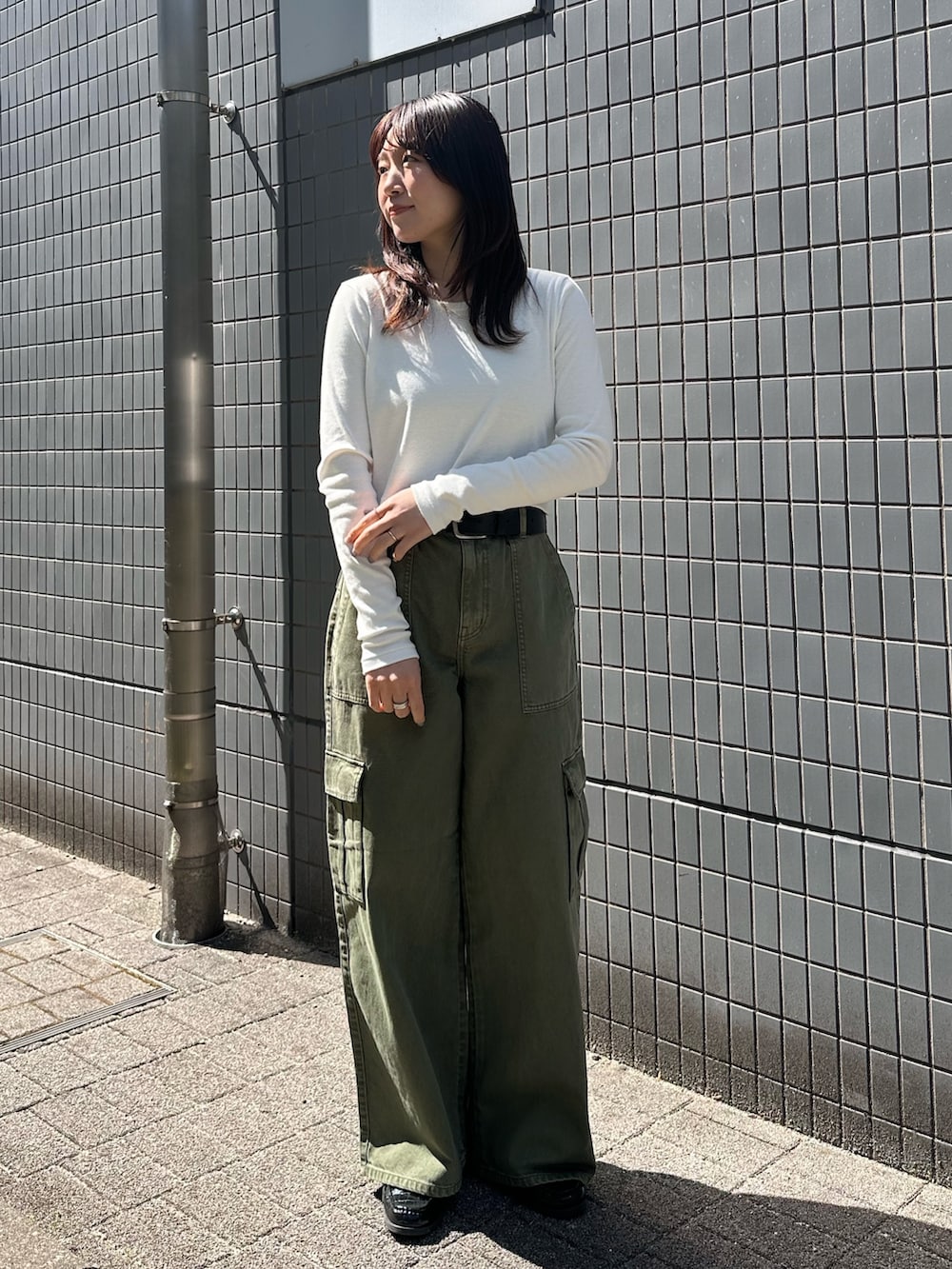 ホワイト系のTシャツ/カットソー、グリーン系のカーゴパンツを着用したレディースの春コーディネートの2枚目の写真
