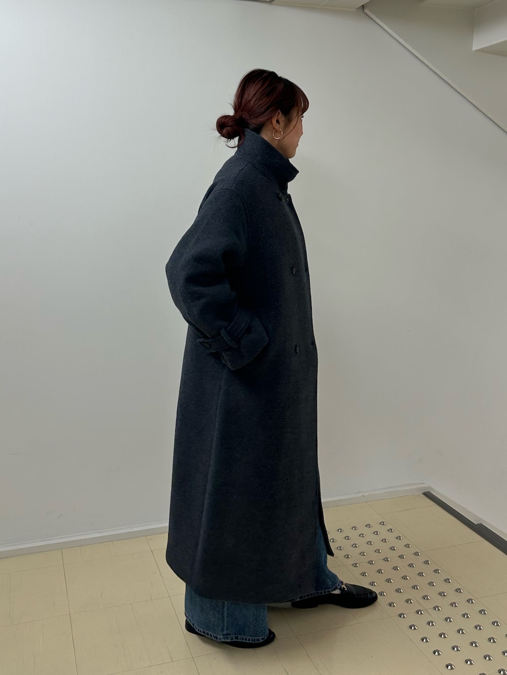 ブルー系のデニムパンツ、グレー系のその他アウターを着用したレディースの冬コーディネートの3枚目の写真