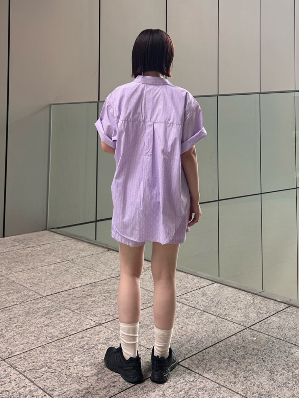 パープル系のシャツ/ブラウス、パープル系のその他パンツを着用したレディースの夏コーディネートの3枚目の写真