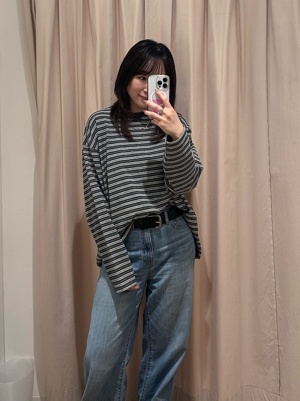 グレー系のTシャツ/カットソー、ブルー系のデニムパンツを着用したレディースの冬コーディネートの2枚目の写真