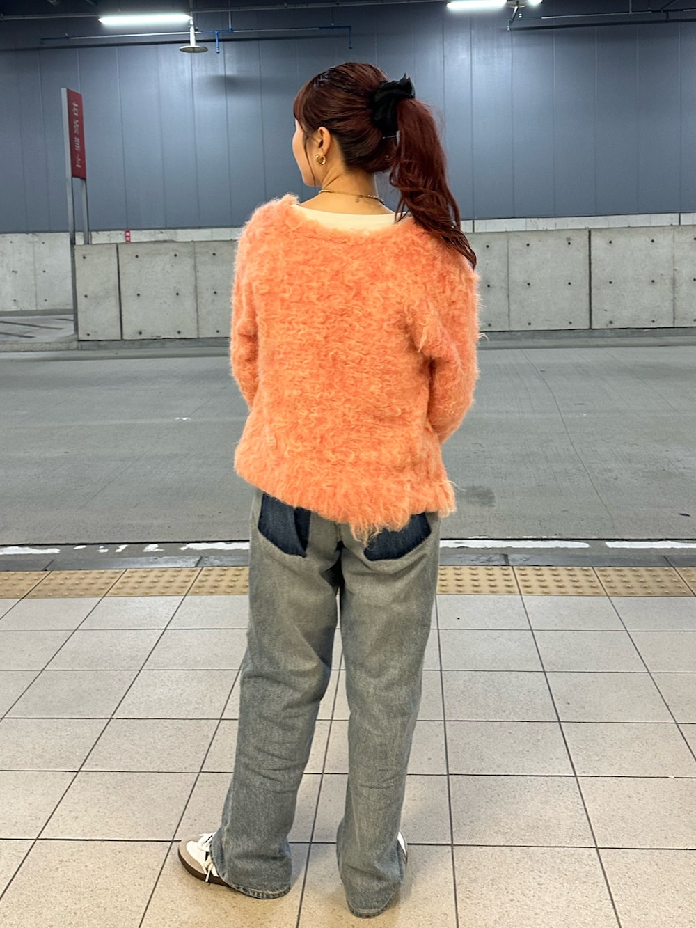 ブルー系のデニムパンツ、ピンク系のニット/セーターを着用したレディースの冬コーディネートの5枚目の写真