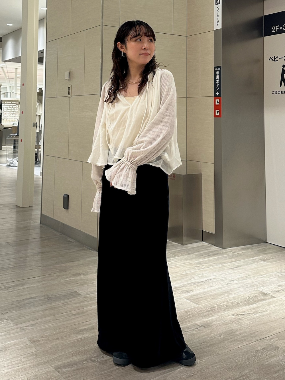 ホワイト系のシャツ/ブラウス、ブラック系のスカートを着用したレディースの秋コーディネートの2枚目の写真