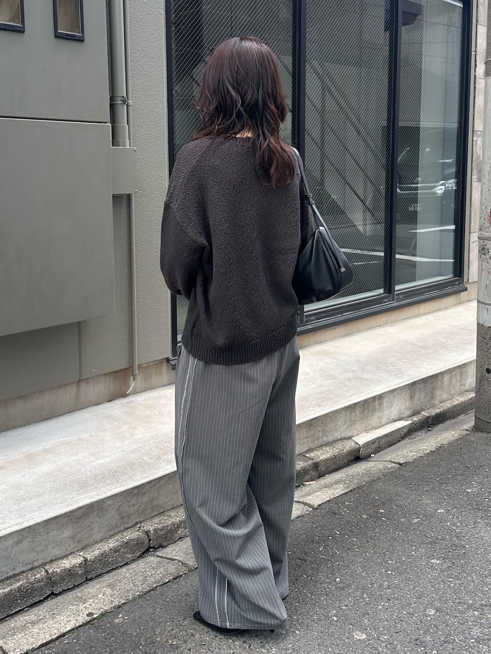 グレー系のニット/セーター、グレー系のその他パンツを着用したレディースの冬コーディネートの4枚目の写真