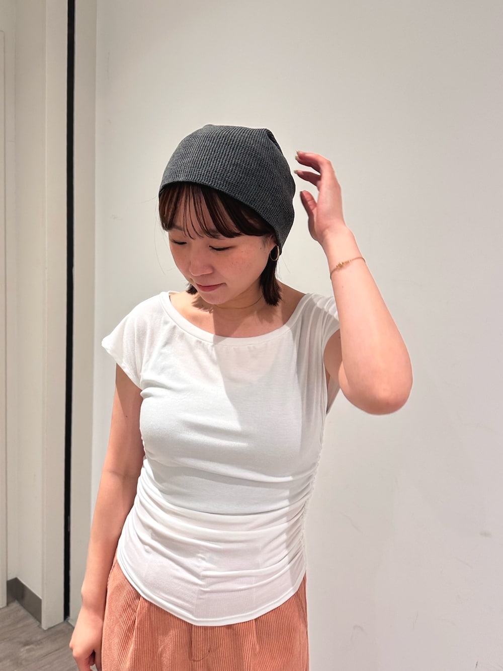 ホワイト系のTシャツ/カットソー、ピンク系のその他パンツ、グレー系のニットキャップ/ビーニーを着用したレディースの秋コーディネートの4枚目の写真